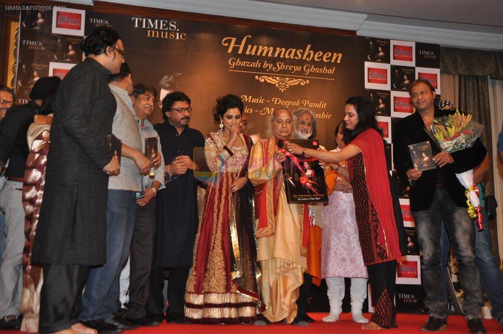 Pandit Jasraj, Shreya Ghoshal, Sanjay Leela Bhansali at Shreya Ghoshal's new alnum launch in Sea Princess, Mumbai on 11th March 2014