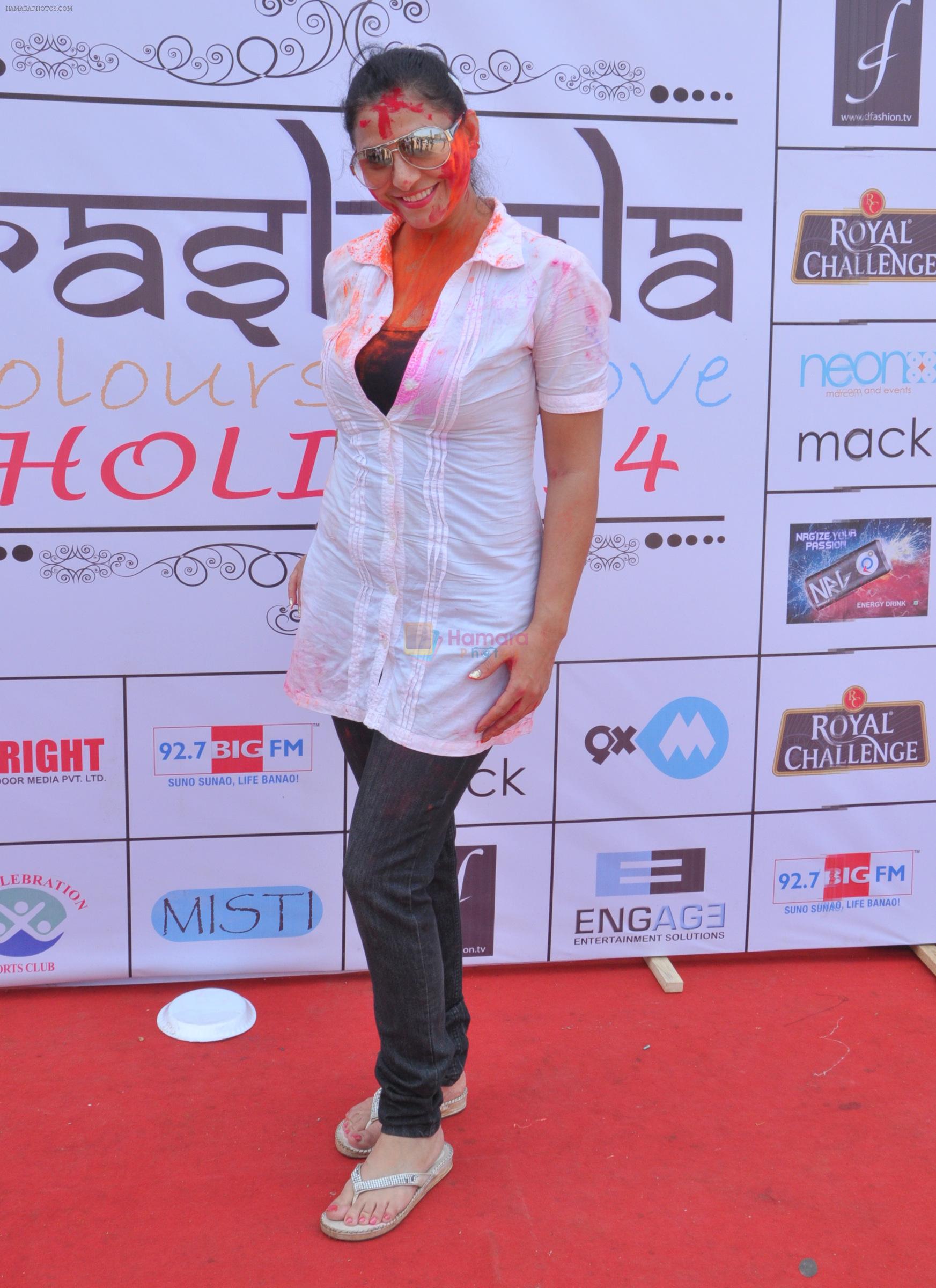 Gurpreet Kaur Chadha at Rasleela Holi 2014 by Mack & Neon 88 in Mumbai on 17th March 2014