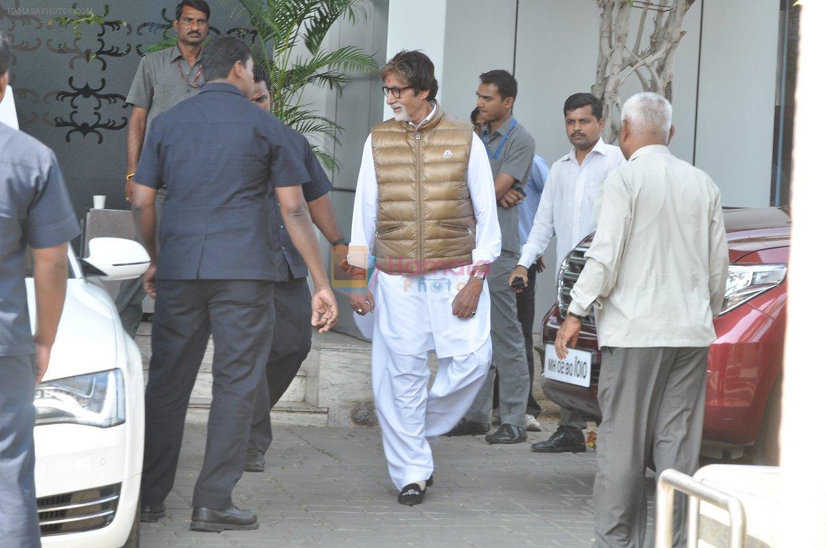 Amitabh Bachchan arrive from Delhi post Holi celebrations in Mumbai on 18th March 2014