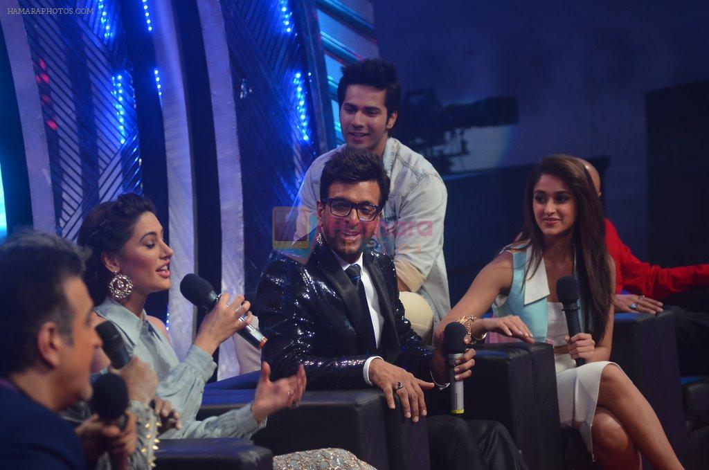 Ravi Behl, Varun Dhawan, Nargis Fakhri, Ileana DCruz, Javed Jaffery on the sets of Boogie Woggie grand finale in Malad, Mumbai on 25th March 2014