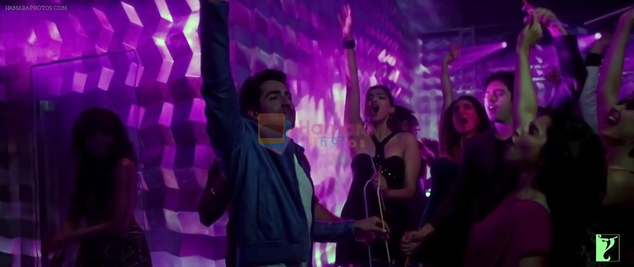 Ayushmann Khurrana in Gulcharrey song still from Bewakoofiyaan movie