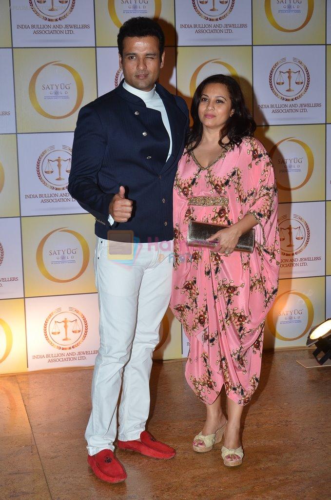 Rohit Roy, Manasi Joshi Roy at the Red carpet party of Shilpa Shetty's Satyug Gold in Grand Hyatt, Mumbai on 5th April 2014