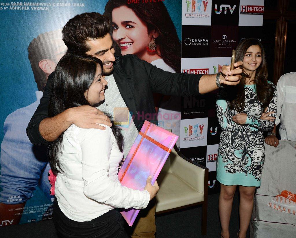 Arjun Kapoor with Alia Bhatt at 2 states promotion in Delhi on 16th April 2014