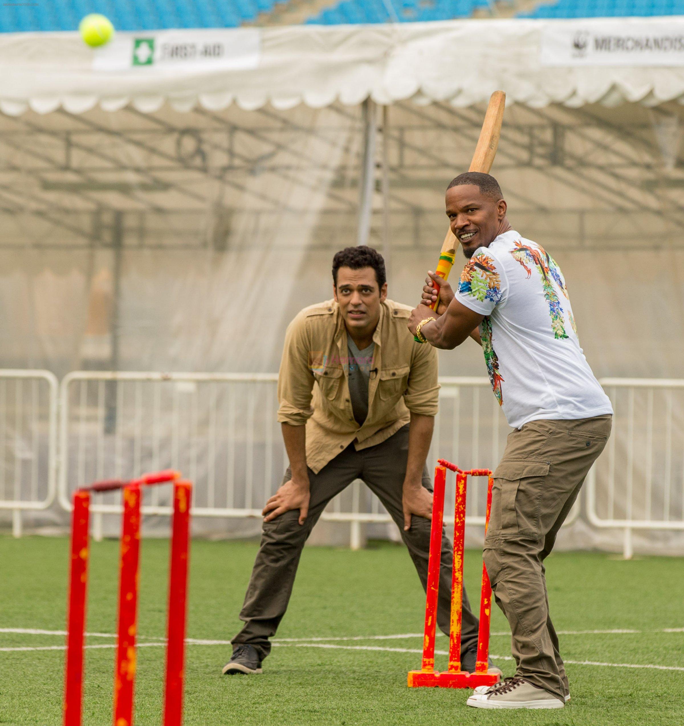 Samir Kochhar with Jamie Foxx playing cricket for the special episode of  Sony MAX Extraaa Innings