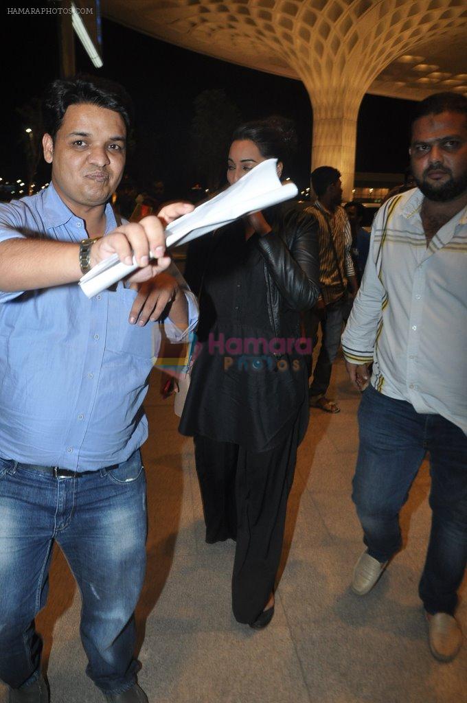 Sonakshi Sinha leave for IIFA Tampa on day 1 in Mumbai on 21st April 2014