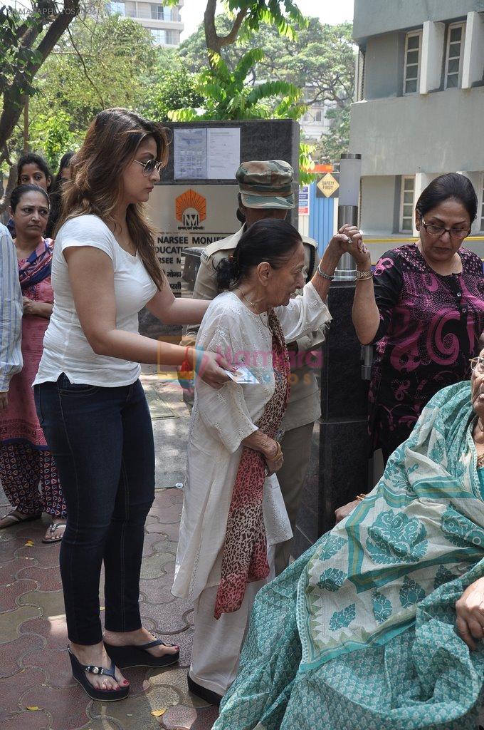 Urvashi Dholakia voting at Jamnabai School in Mumbai on 24th April 2014