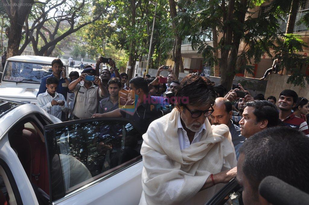 Amitabh Bachchan voting at Jamnabai School in Mumbai on 24th April 2014
