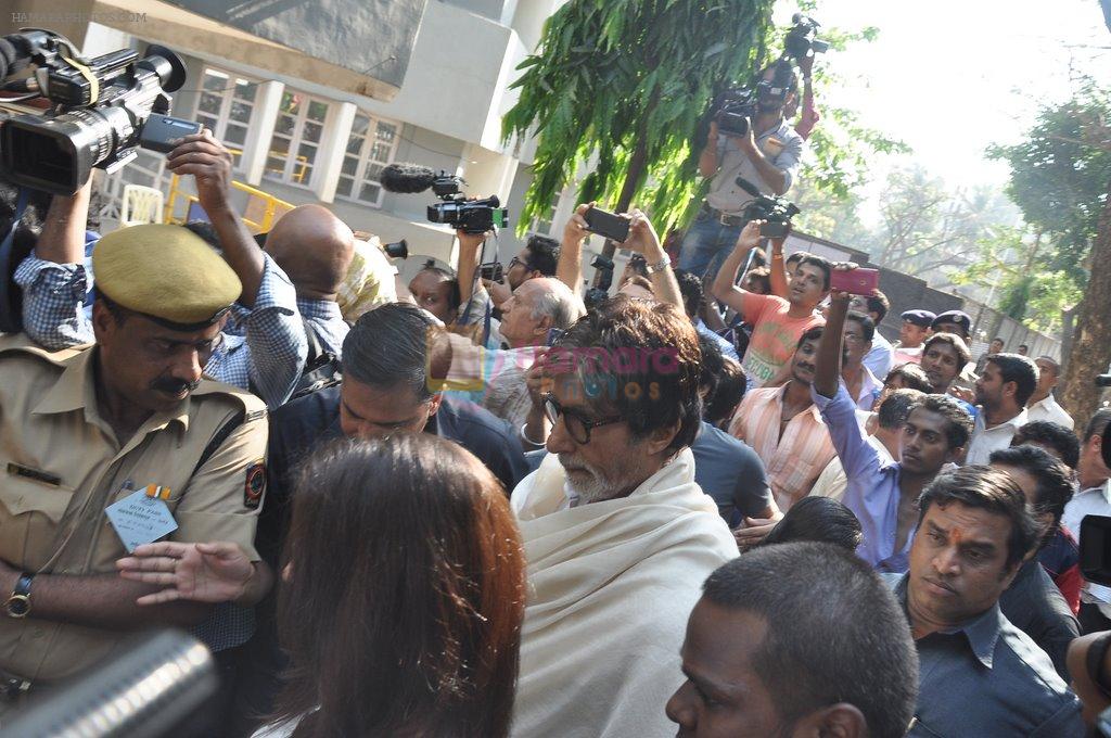 Amitabh bachchan voting at Jamnabai School in Mumbai on 24th April 2014