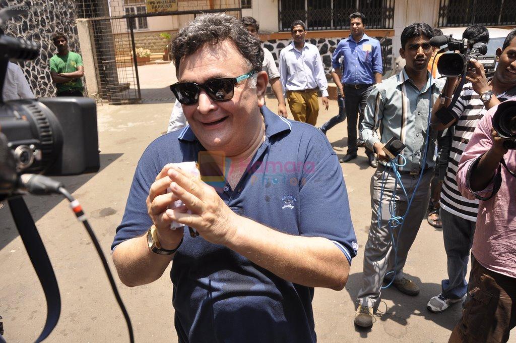 Rishi Kapoor voting in Khar, Mumbai on 24th April 2014