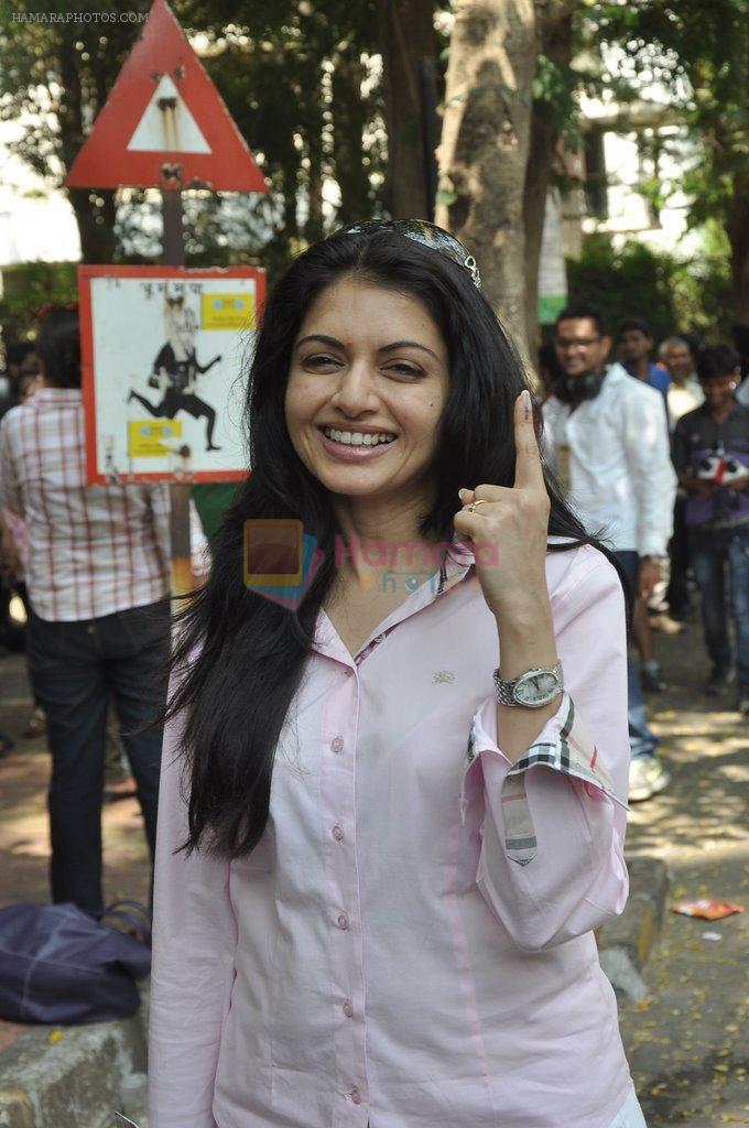 Bhagyashree voting at Jamnabai School in Mumbai on 24th April 2014