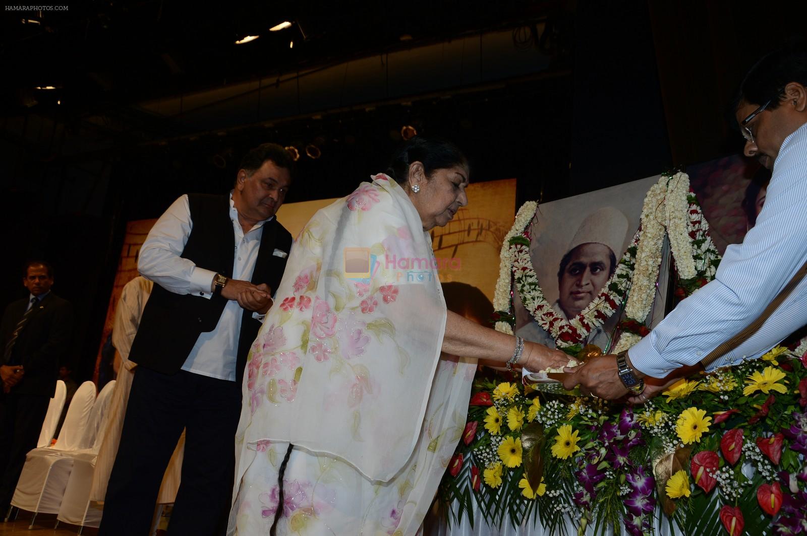 Rishi Kapoor, Lata Mangeshkar at Master Deenanath Mangeshkar awards in Mumbai on 24th April 2014