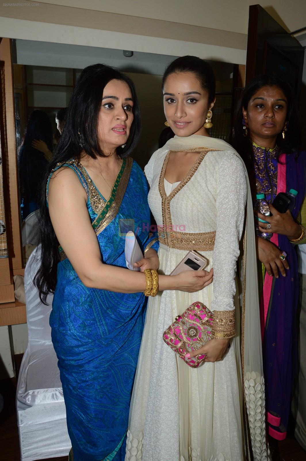Padmini Kolhapure, Shraddha Kapoor at Master Deenanath Mangeshkar awards in Mumbai on 24th April 2014