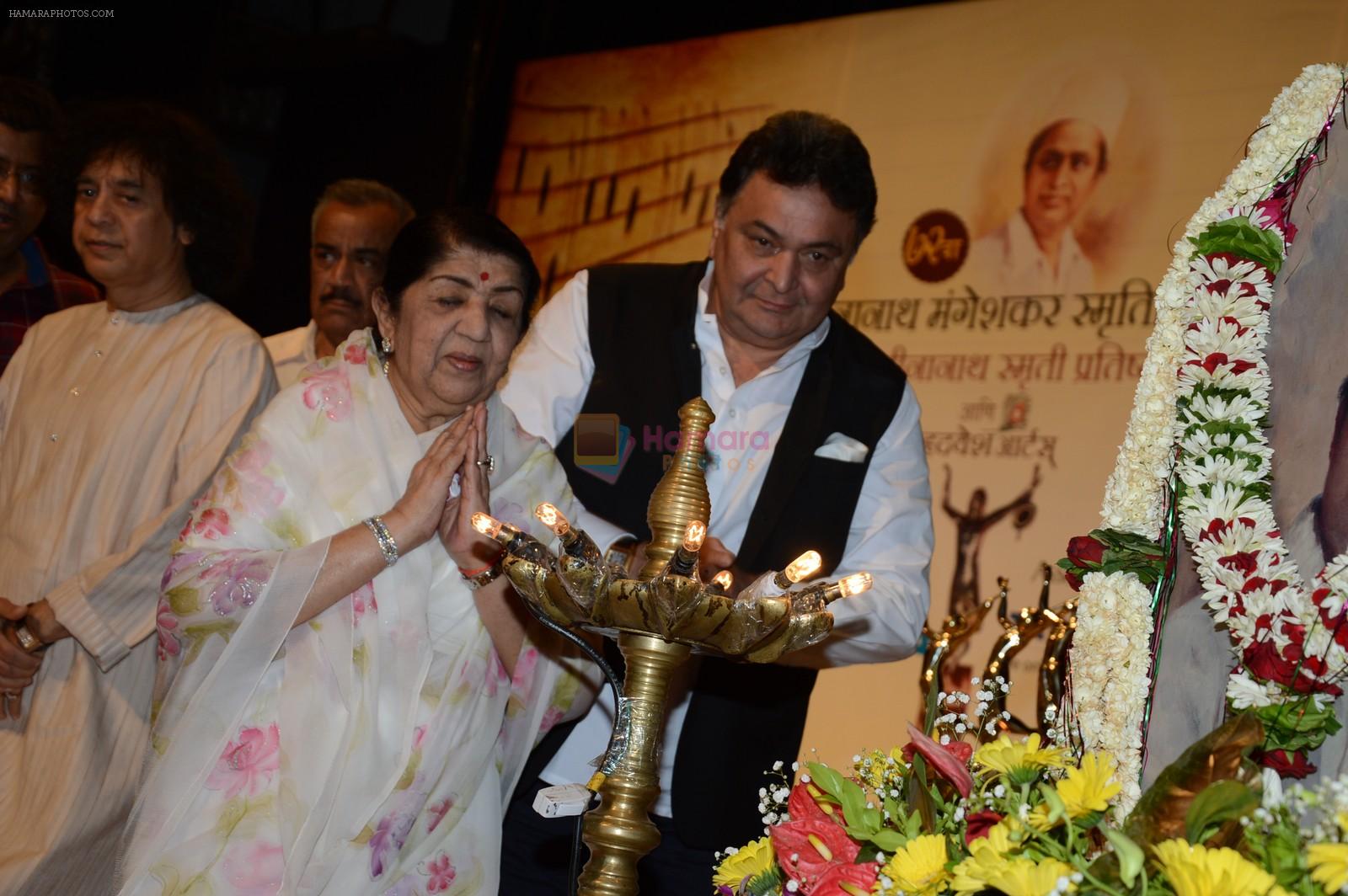 Rishi Kapoor, Lata Mangeshkar at Master Deenanath Mangeshkar awards in Mumbai on 24th April 2014