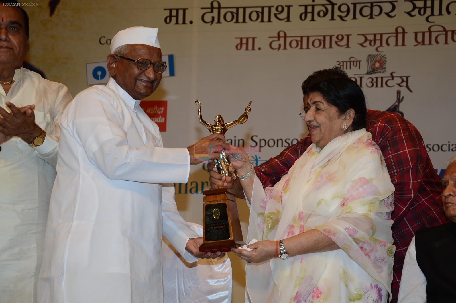 Anna Hazare, Lata Mangeshkar at Master Deenanath Mangeshkar awards in Mumbai on 24th April 2014