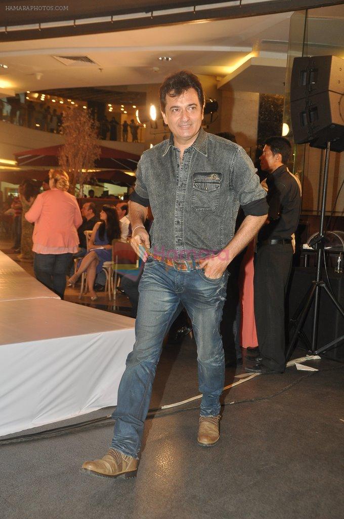 Avinash Wadhawan at the launch of Signature Collection of Earth 21 in Kurla Phoenix on 26th April 2014