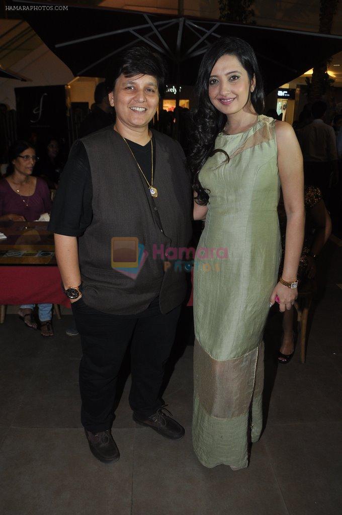 Phalguni Pathak, Amy Billimoria at the launch of Signature Collection of Earth 21 in Kurla Phoenix on 26th April 2014