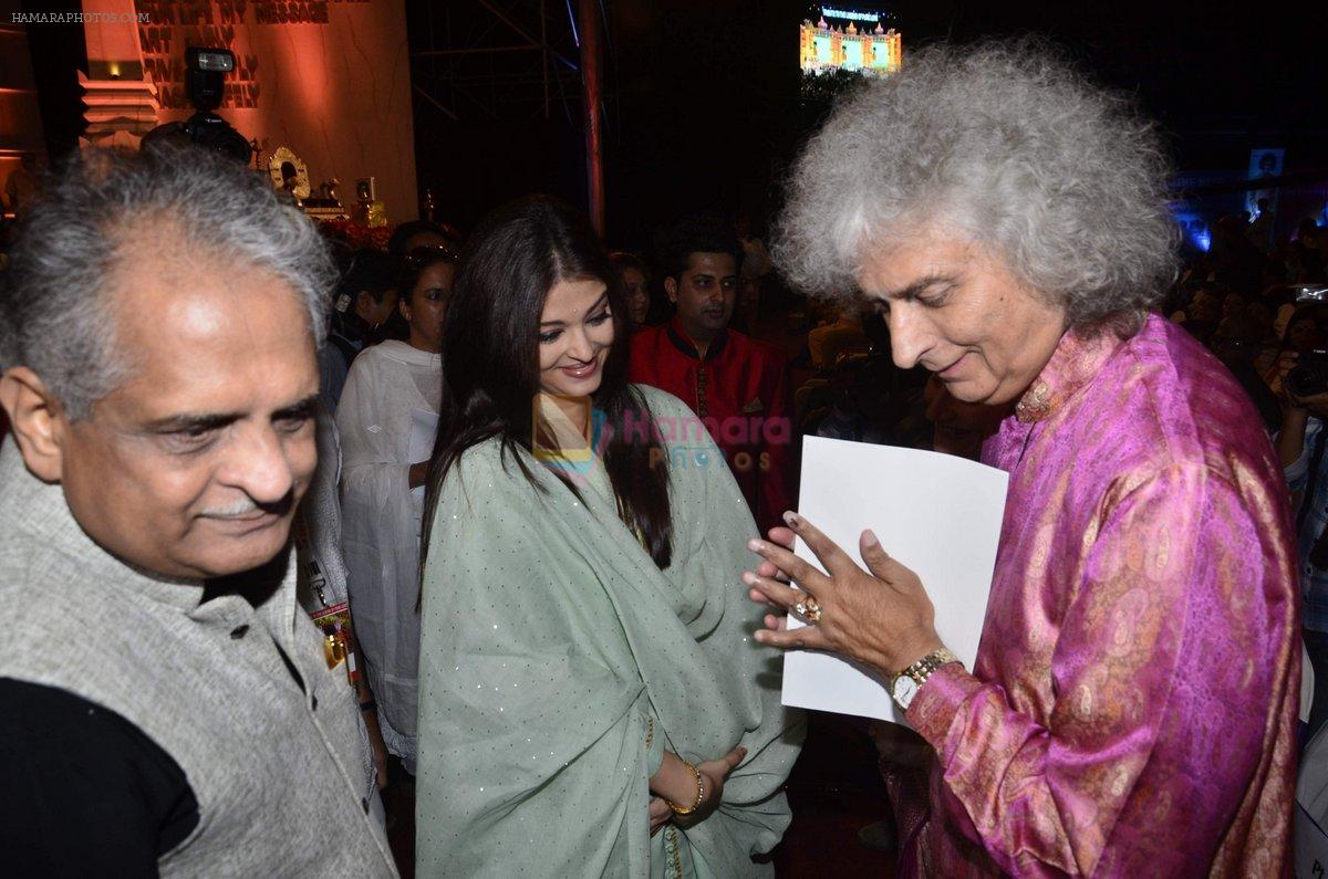 Aishwarya Rai Bachchan, Shivkumar Sharma pays tribute to Sri Sathya Sai Baba in Mumbai on 27th April 2014