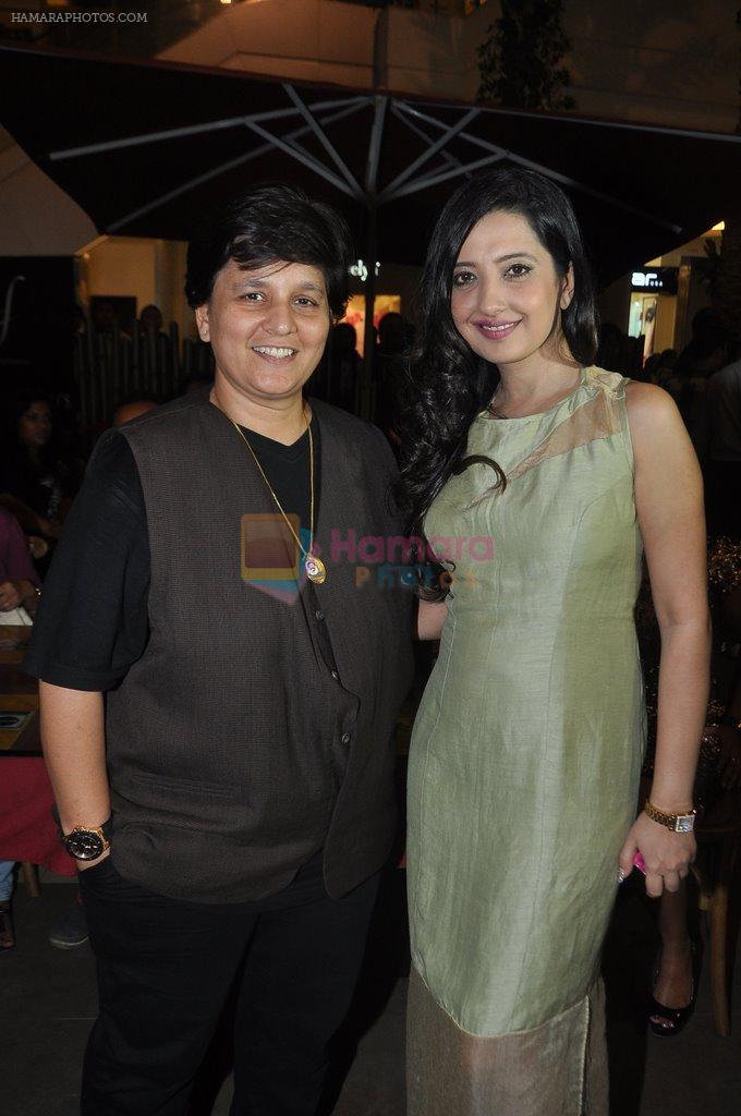Falguni Pathak, Amy Billimoria at the launch of Signature Collection of Earth 21 in Kurla Phoenix on 26th April 2014