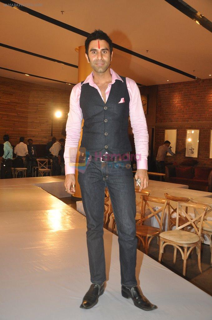 Sandip Soparkar at the launch of Signature Collection of Earth 21 in Kurla Phoenix on 26th April 2014
