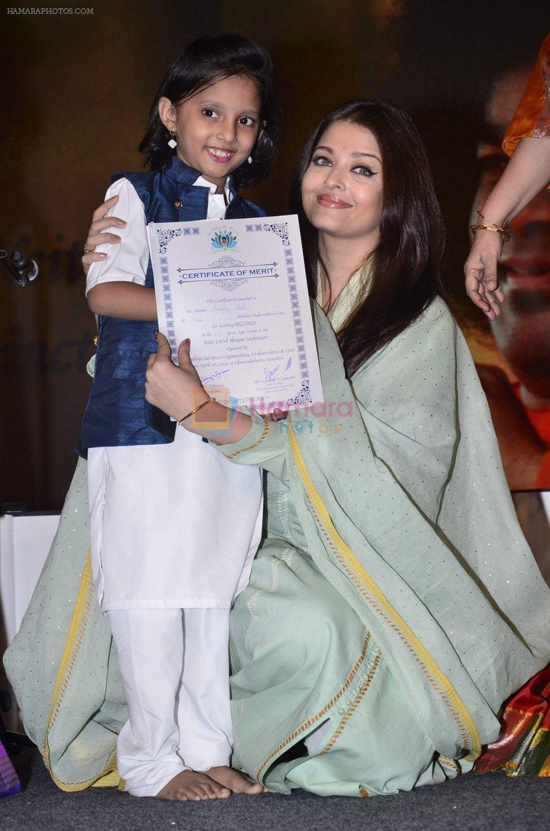 Aishwarya Rai Bachchan pays tribute to Sri Sathya Sai Baba in Mumbai on 27th April 2014