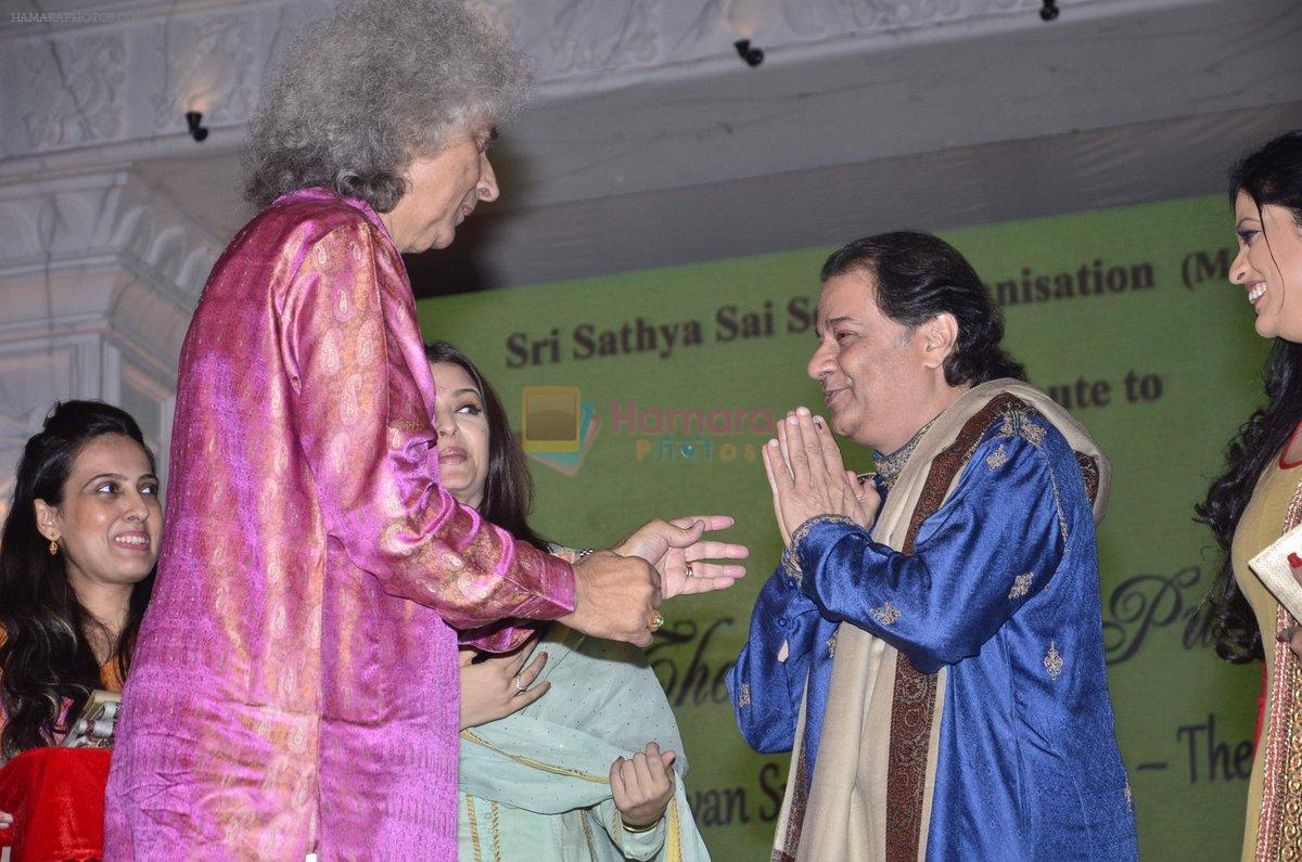Shivkumar Sharma, Anup Jalota pays tribute to Sri Sathya Sai Baba in Mumbai on 27th April 2014