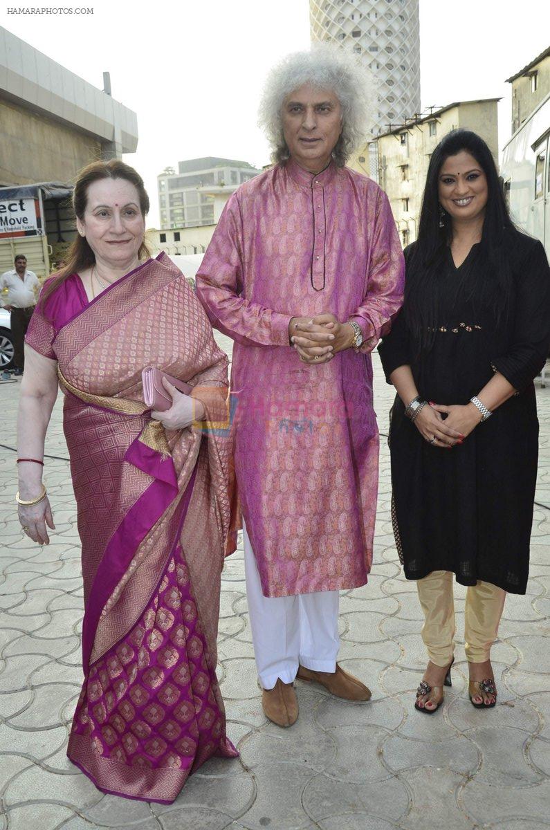 Shivkumar Sharma, Kavita Krishnamurthy, Richa Sharma pays tribute to Sri Sathya Sai Baba in Mumbai on 27th April 2014
