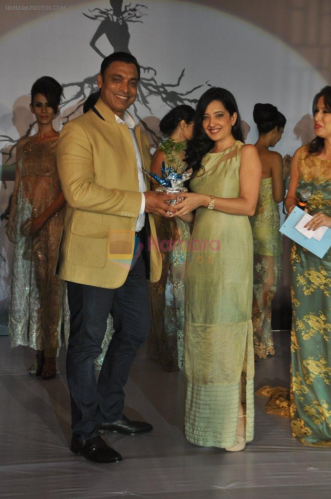Shoaib Akhtar, Amy Billimoria at the launch of Signature Collection of Earth 21 in Kurla Phoenix on 26th April 2014