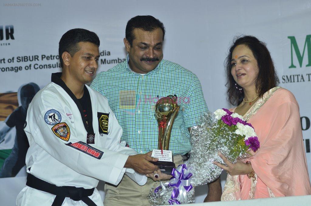 Smita Thackeray at the launch of Tolpar Knife Training & unarmed combat training session in Mumbai on 28th April 2014