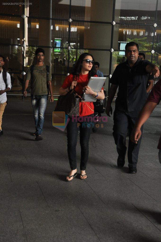 Preity Zinta snapped at the airport as she returns from IPL Match in Mumbai on 29th April 2014