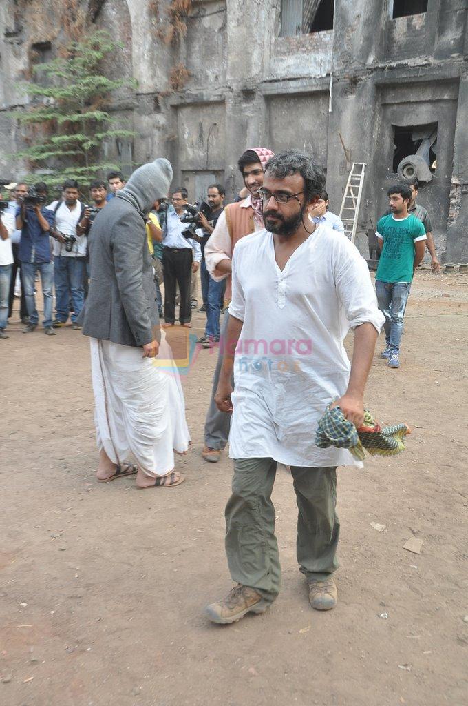 Dibakar Banerjee On location of YRF Detective Byomkesh Bakshy in Byculla, Mumbai on 11th May 2014