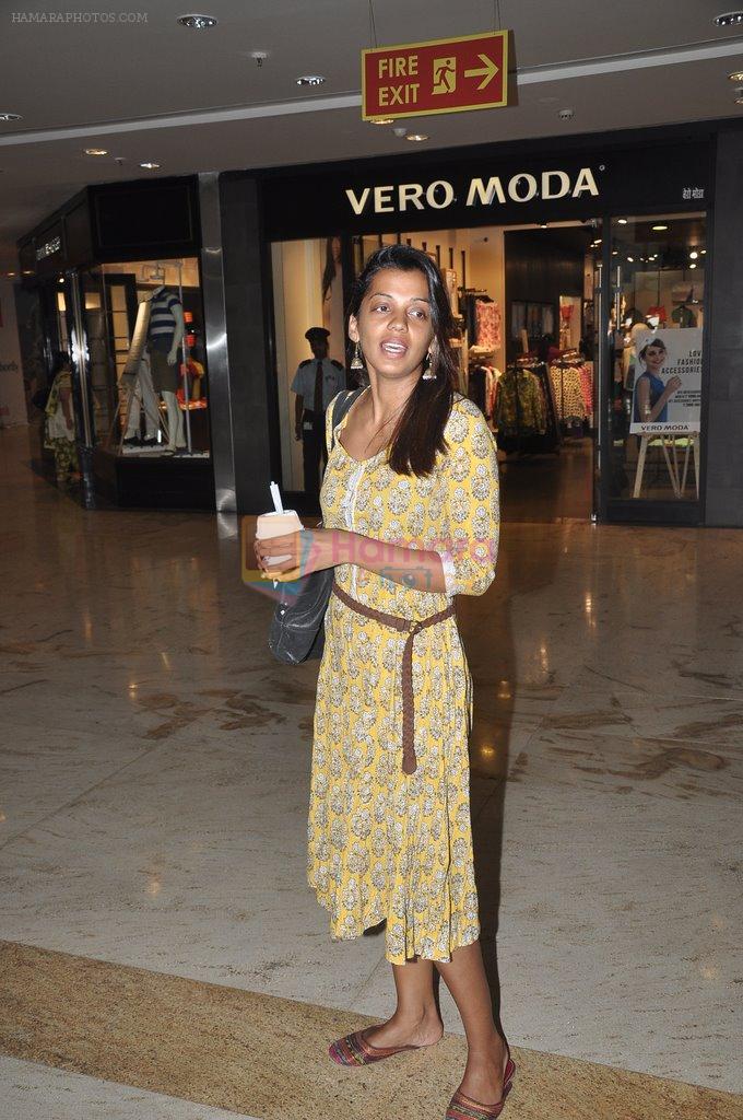 Mugdha Godse snapped shopping in Infinity Mall, Andheri, Mumbai on 13th May 2014