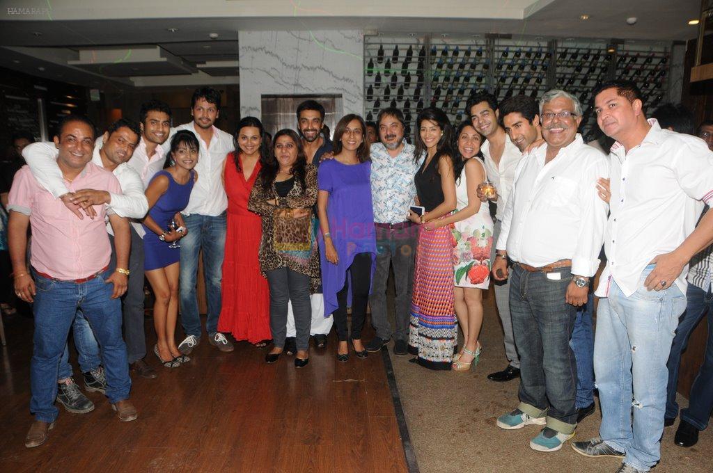 Tony and Deeya Singh alongwith Cast & Crew  of Ek Mutthi Aasmaan at Ek Mutthi Aasmaan TV Serial celebration party in Mumbai on 20th May 2014