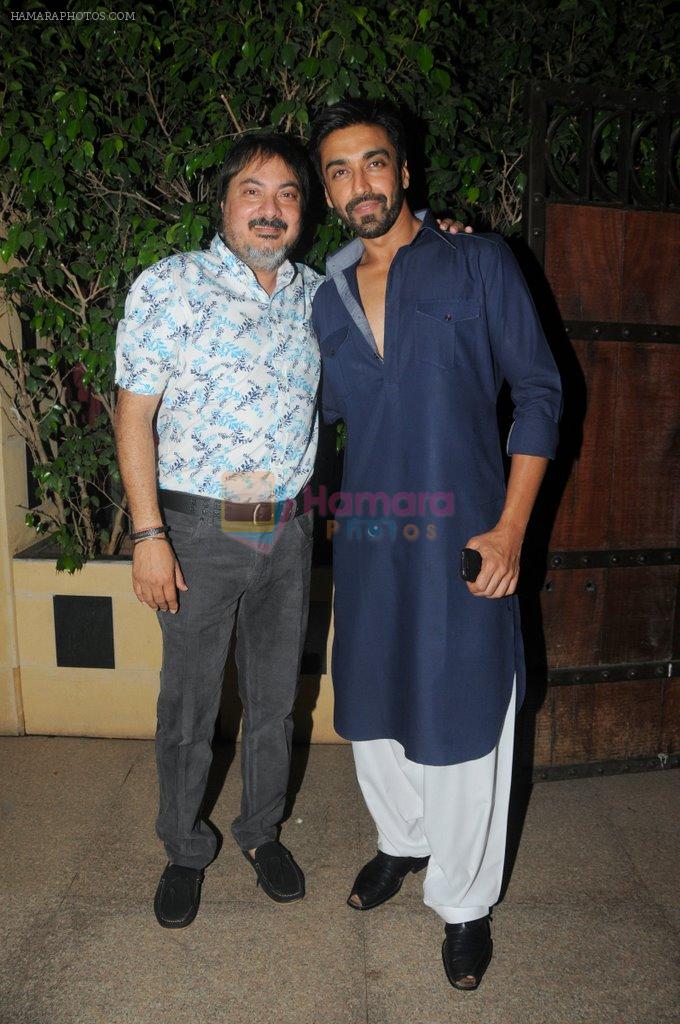 Tony Singh with Ashish Chaudhary at Ek Mutthi Aasmaan TV Serial celebration party in Mumbai on 20th May 2014
