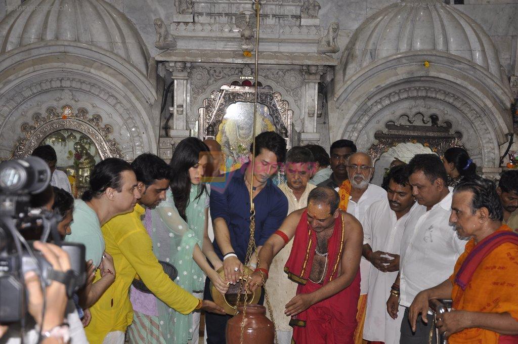 Tiger Shroff and Kirti Sanon pray at Babulnath temple in Mumbai on 26th May 2014