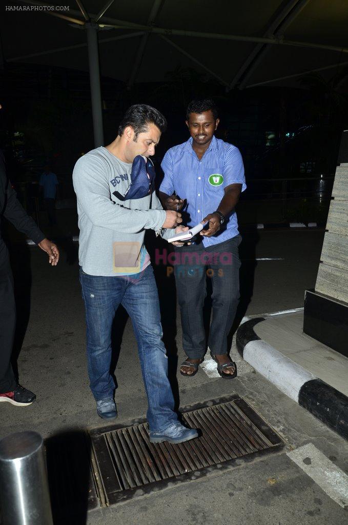 Salman Khan returns from Modi swearing in Airport, Mumbai on 26th May 2014