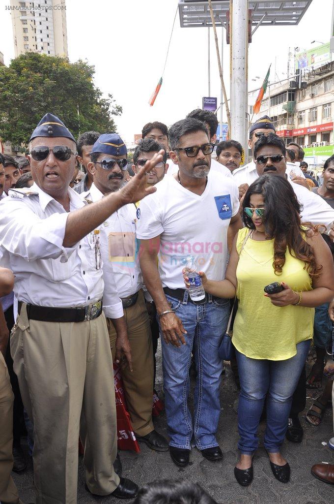 Sunil Shetty distributes water bottles to traffic cops in Worli, Mumbai on 29th May 2014