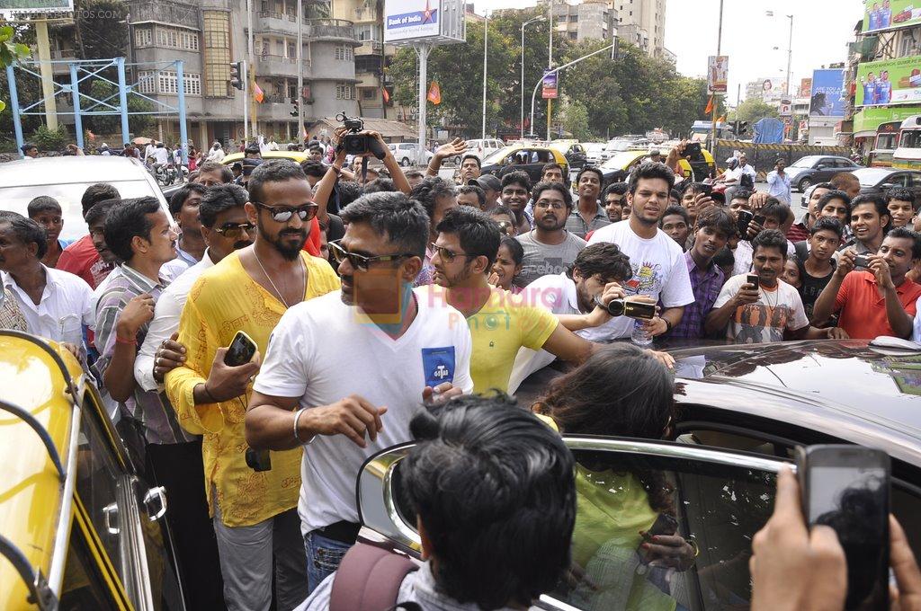 Sunil Shetty distributes water bottles to traffic cops in Worli, Mumbai on 29th May 2014