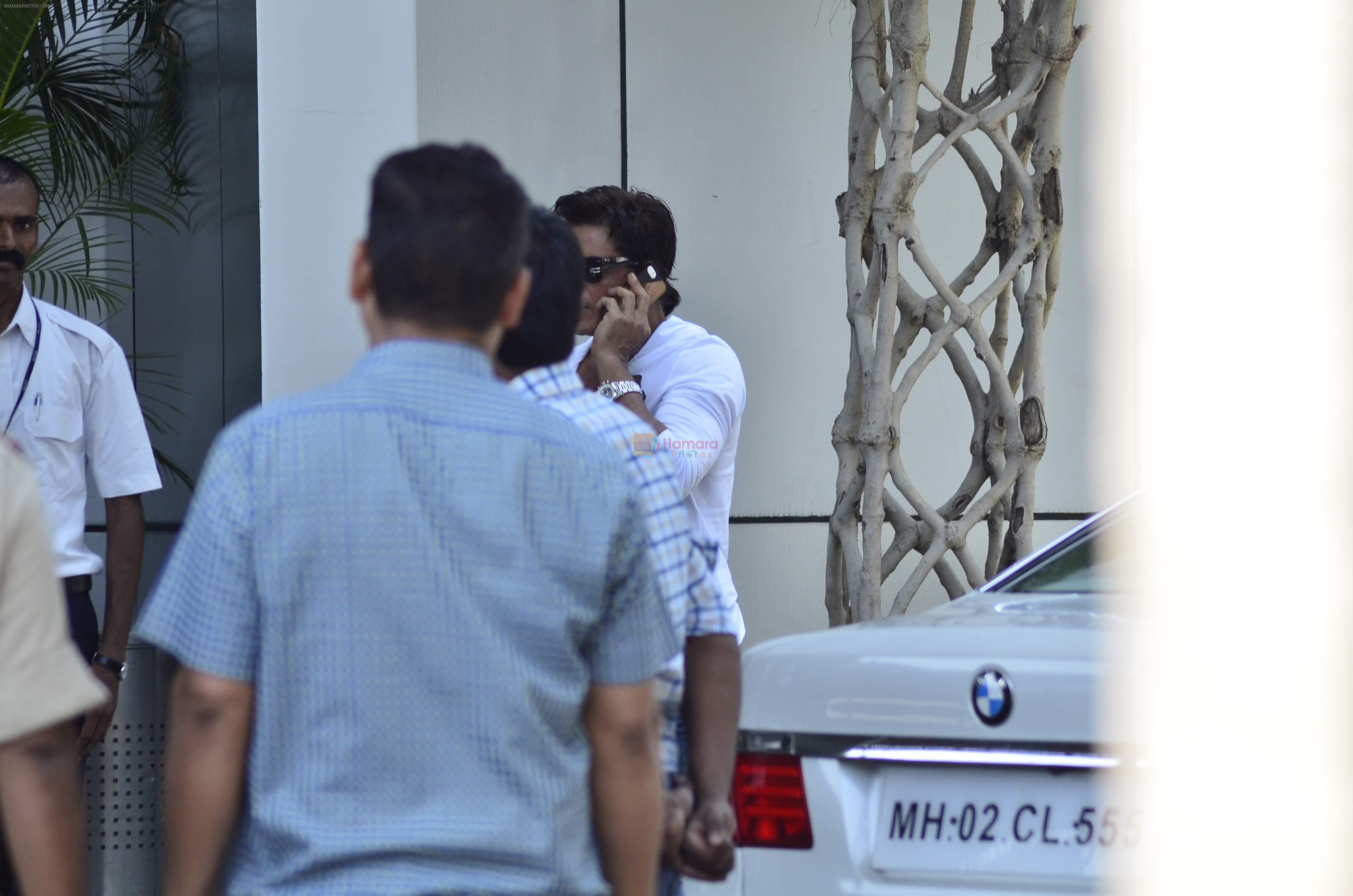 Shahrukh Khan snapped at airport as he leave for ipl finals in Mumbai on 1st June 2014