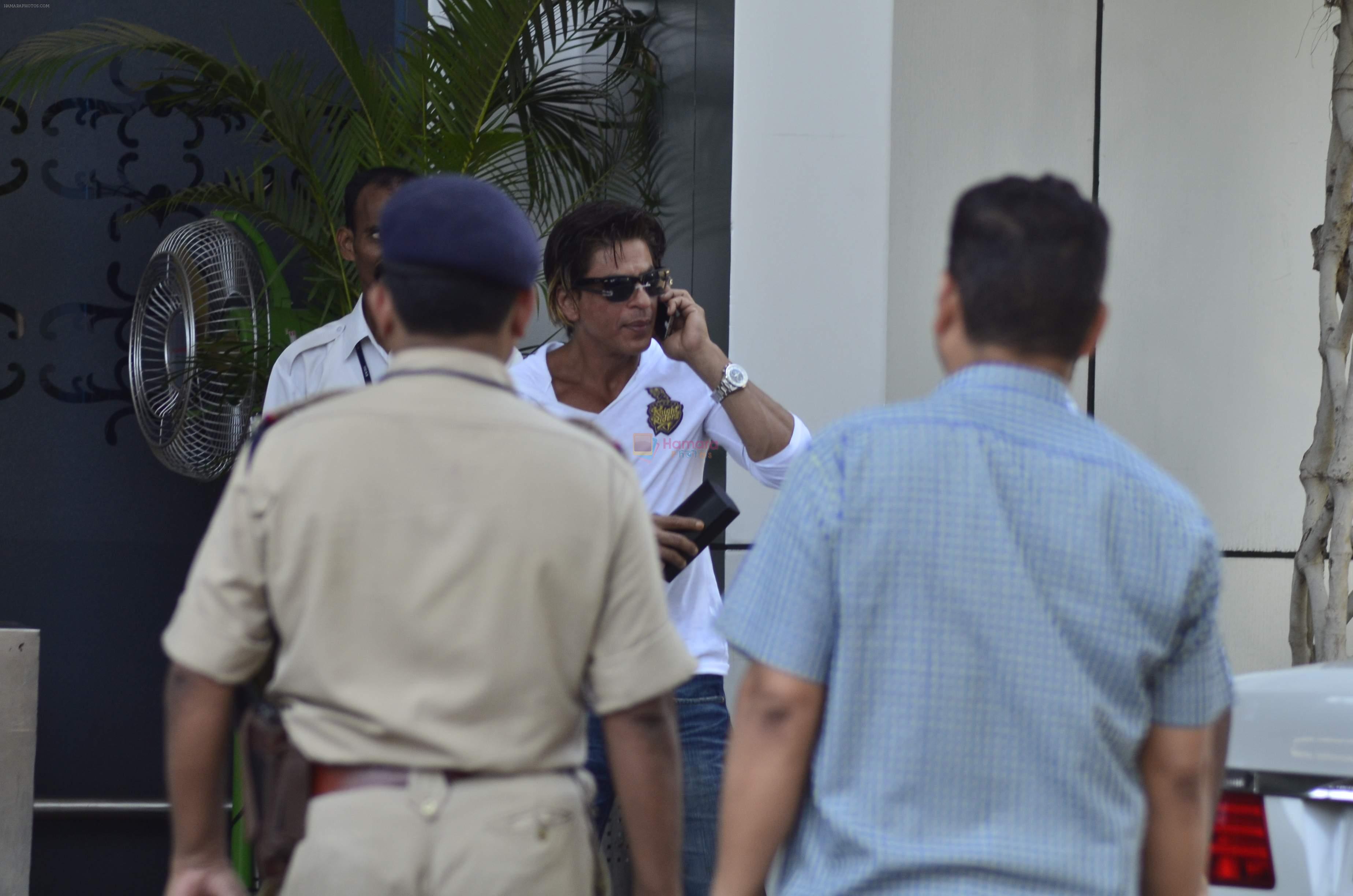 Shahrukh Khan snapped at airport as he leave for ipl finals in Mumbai on 1st June 2014