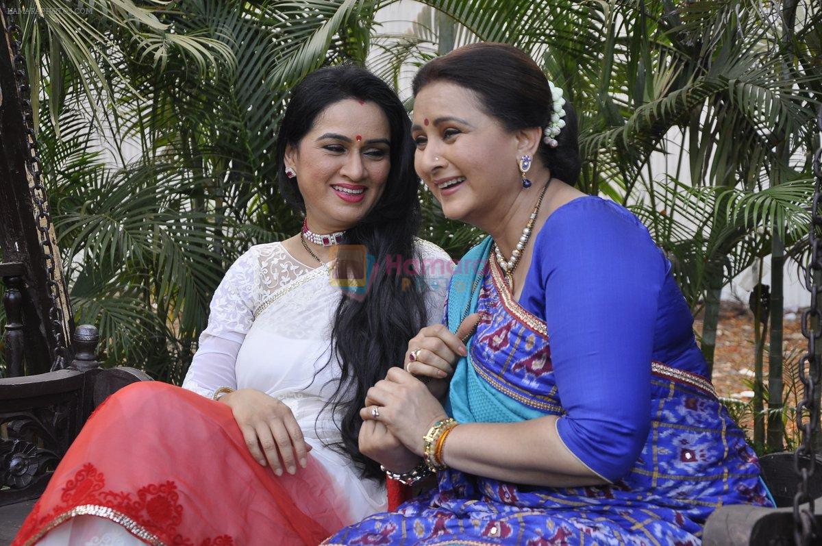 Poonam Dhillon, Padmini Kolhapure on sets of Ekk Nayi Pehchaan for Sony in Filmcity, Mumbai on 2nd June 2014