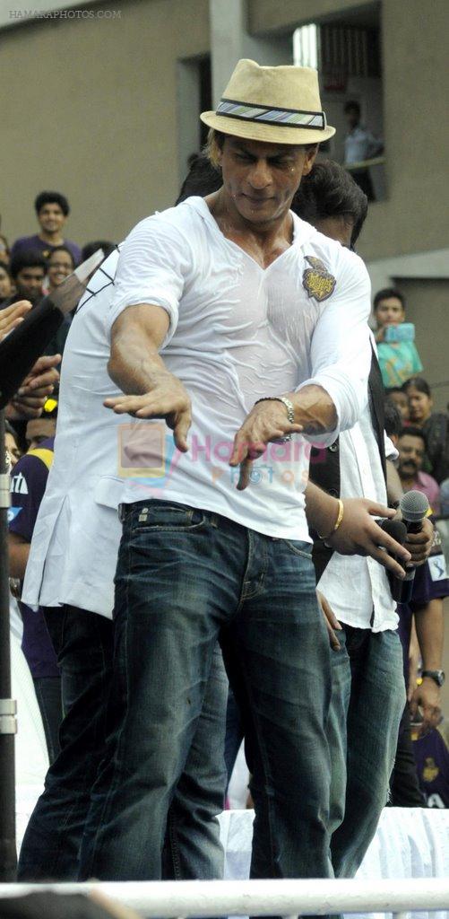 Shahrukh Khan celebrates at Eden Garden, Kolkatta on 3rd June 2014