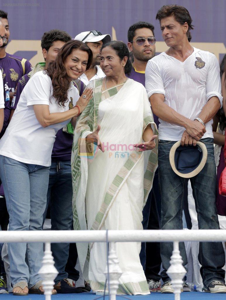 Shahrukh Khan, Juhi Chawla celebrates at Eden Garden, Kolkatta on 3rd June 2014