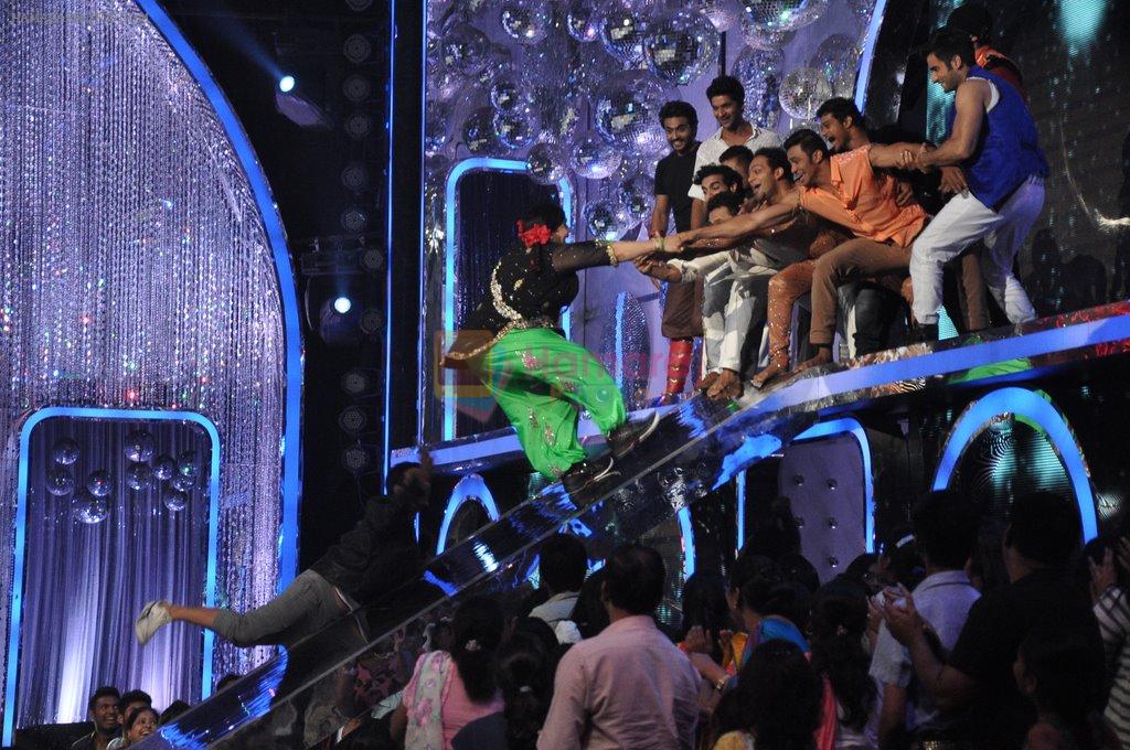 Akshay Kumar promote Holiday on the sets of Jhalak Dikhhla Jaa Season 7 in Filmistan on 4th June 2014