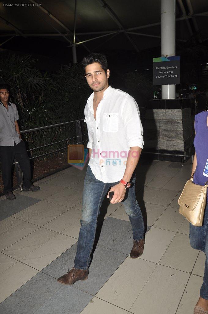 Sidharth Malhotra snapped in Airport, Mumbai on 11th June 2014