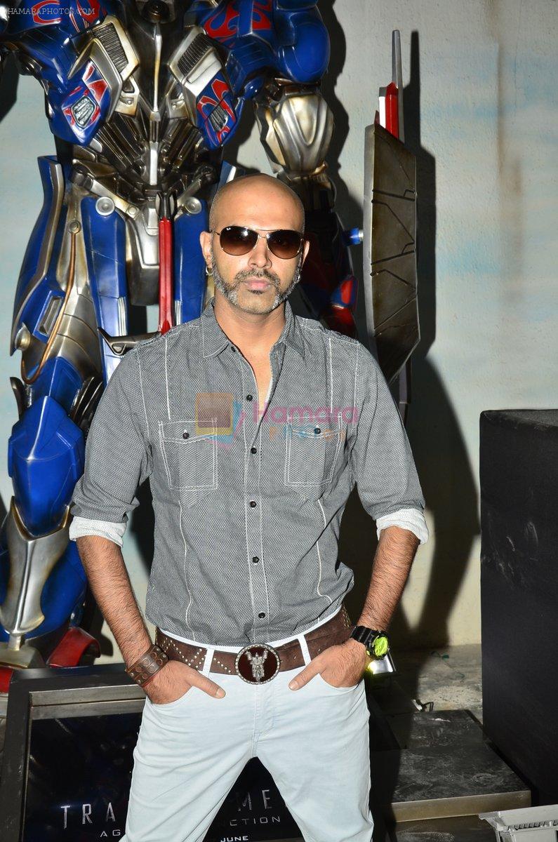 Raghu Ram pose with Optimus Prime to promote Transformers in Mehboob on 11th June 2014