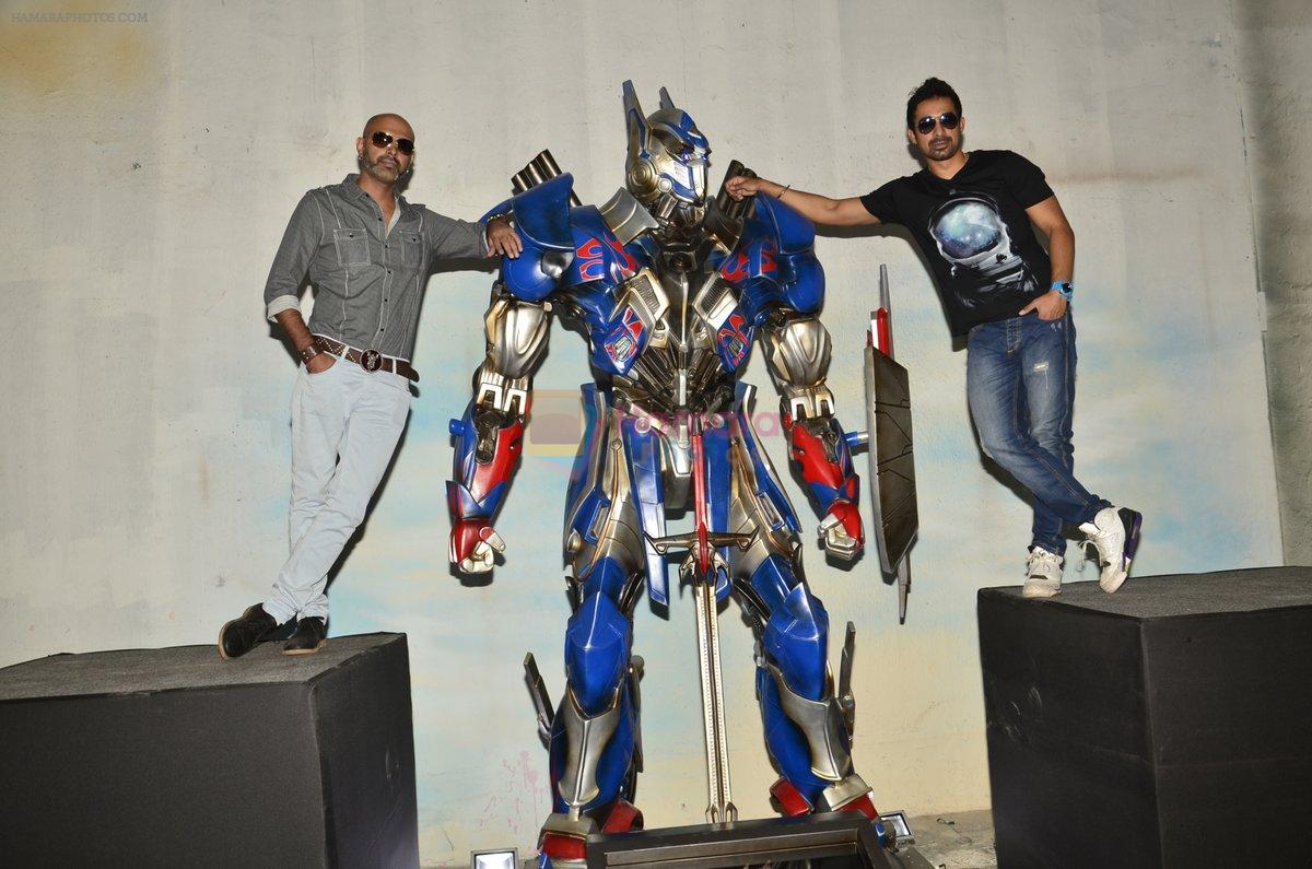 Rannvijay Singh, Raghu Ram pose with Optimus Prime to promote Transformers in Mehboob on 11th June 2014