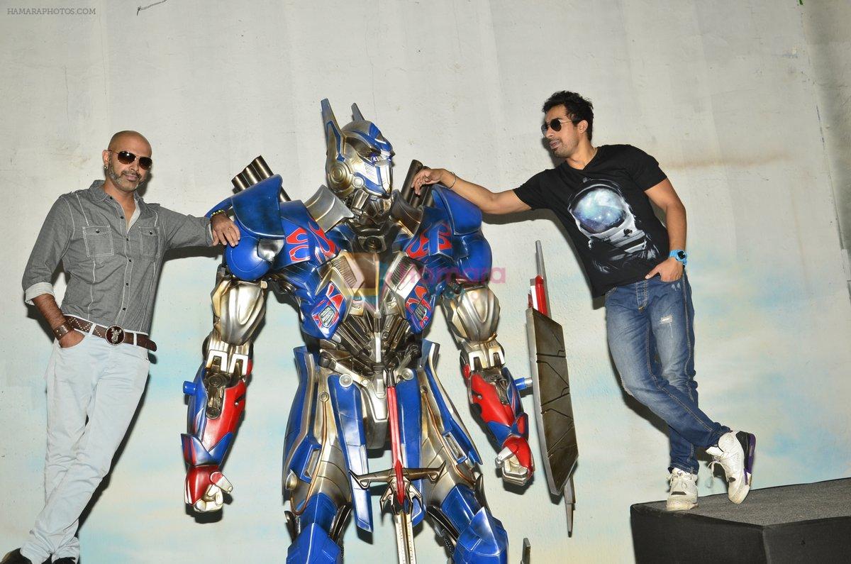 Rannvijay Singh, Raghu Ram pose with Optimus Prime to promote Transformers in Mehboob on 11th June 2014
