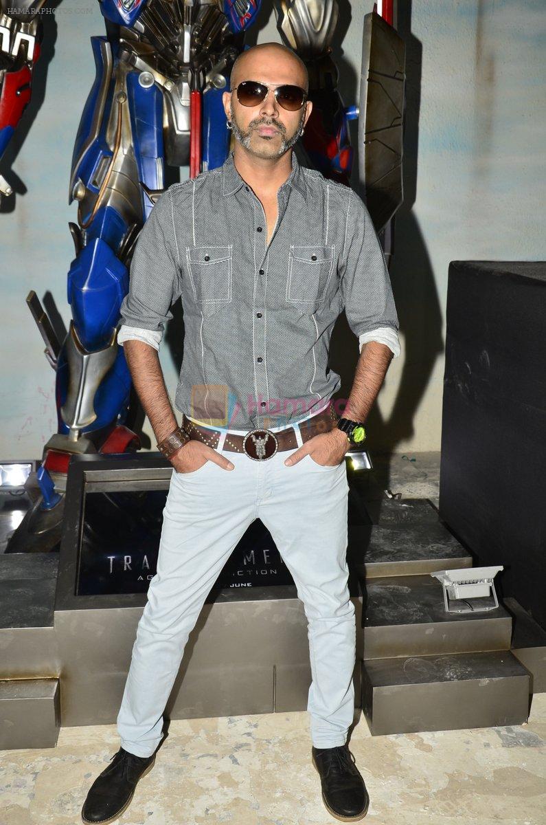 Raghu Ram pose with Optimus Prime to promote Transformers in Mehboob on 11th June 2014