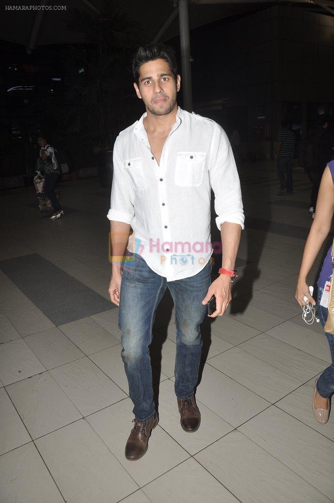 Sidharth Malhotra snapped in Airport, Mumbai on 11th June 2014