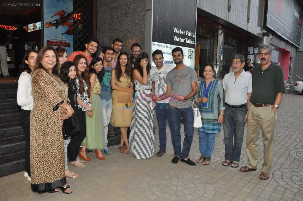 Esha Gupta holds a special screening of Humshakals for family and friends on 21st June 2014